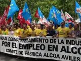 El comité de fábrica Alcoa de Avilés, manifestándose en la puerta del Ministerio de Industria.