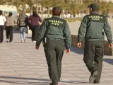 Dos agentes de la Guardia Civil en un paseo marítimo.