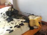 Un cargador quema un colchón y provoca un incendio en un piso de Valladolid.