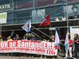 Concentración de la CIG para denunciar 'presiones' a trabajadores del Banco Santander por el ERE y el posible despido de 41 empleados más. Ante la oficina central en el Cantón en A Coruña.
