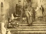 Fotografía de una calle en el Barrio Cristiano, tomada alrededor de 1870. Cedida por la Biblioteca Nacional de Israel a EFE.