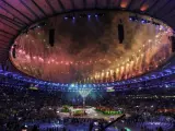 Fotografía de fuegos artificiales en la ceremonia de clausura de la trigésima primera edición de los Juegos Olímpicos, en el estadio Maracanã de Río de Janeiro (Brasil).