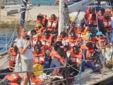 Momento de la llegada del velero Alex, de la ONG Mediterranea, al puerto de Lampedusa.