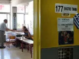 Un hombre vota en un colegio electoral en Grecia.