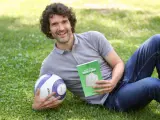 Carlos Marañón, hijo, sobrino y nieto de futbolistas, posa con el libro 'Quedará la ilusión'.