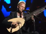 El cantante Sting suspende varios conciertos por motivos de salud.