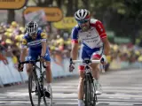 Julian Alaphilippe entra en meta tras Thibaut Pinot.