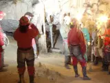 Espeleólogos en la cueva Coventosa, en una imagen de 2008.
