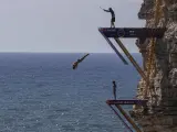Un competidor salta desde la histórica roca de Raouche, durante la Serie Mundial de Red Bull Cliff Diving, en Beirut (Líbano).