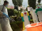 Miembros de la Cruz Roja actúan tras una muerte por un posible caso de ébola en Beni, República Democrática del Congo.