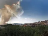 Fotografía del incendio que ha obligado a desalojar a 9 personas en Beneixama (Alicante).