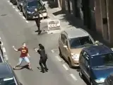 Captura de un vídeo que recoge el momento en que un hombre intenta apuñalar a una agente de la Policía Nacional en el distrito madrileño de Carabanchel.