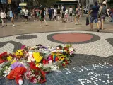Objetos en La Rambla por el aniversario del atentado.