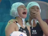 Jugadoras de la selección de waterpolo de Corea del Sur lloran tras marcar su primer gol en un Mundial.
