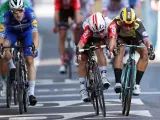 Caleb Ewan se impone a Groenewegen en la meta de Toulouse.