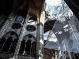 Daños y primeros trabajos de reconstrucción en el interior de la catedral de Notre Dame, en París, tres meses después del incendio que arrasó el templo.