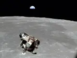 El módulo lunar 'Eagle', regresando desde la superficie de la Luna hacia el módulo de mando 'Columbia', con la Tierra al fondo.