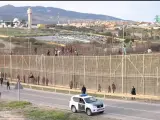 Imagen de archivo de un intento de salto a la valla de Melilla.
