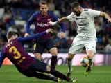 Piqué y Benzema, durante un Real Madrid - Barcelona.