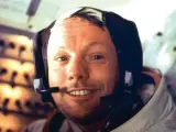 Neil Armstrong, a bordo del Eagle tras completar el primer paseo lunar junto a Buzz Aldrin.