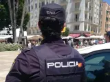 Un agente de la Policía Nacional en Málaga.
