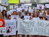 Vecinos de un bloque de Fidere en Torrejón, protestan contra las subidas de los alquileres.