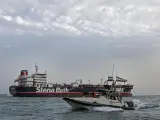 Una lancha de la Guardia Revolucionaria iraní pasa cerca del petrolero británco 'Stena Impero' retenido en el puerto de Bandar Abbas (Irán).