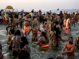 Millones de personas se reúnen en las aguas del río Ganges, durante la celebración de Kumbh Mela: "Los fieles al hinduismo combaten así la reencarnación", explica la fotógrafa.