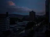 Una avenida en Caracas (Venezuela), durante una nueva interrupción del fluido eléctrico que dejó sin luz a gran parte del país.