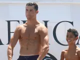 Cristiano Ronaldo y su hijo posando para los paparazzis.