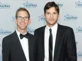 El actor Ashton Kutcher y su hermano Michael Kutcher.