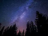 Una imagen del cielo lleno de estrellas.