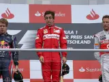 Fernando Alonso, en lo más alto del podio tras el Gran Premio de Alemania junto a Sebastian Vettel (Red Bull) y Jenson Button.