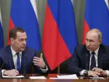 El presidente ruso, Vladimir Putin (d), y el primer ministro ruso, Dmitry Medvedev (i), el 26 de diciembre de 2018. EFE/ Dmitry Astakhov / Sputnik / Gove