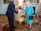 La reina de Inglaterra, Isabel II, recibe en el Palacio de Buckingham al lider del Partido Conservador británico, Boris Johnson, para la investidura de este como primer ministro del Reino Unido.