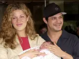 Jaydy Michel y Alejandro Sanz con su hija Manuela en 2001.