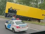 El camión del equipo Renault cruzó la mediana e impactó contra los árboles de la cuneta.