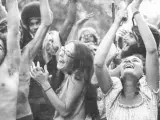 El público baila en uno de los conciertos de Woodstock.