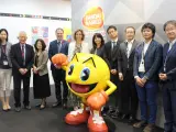 La consellera de Empresa de la Generalitat, Àngels Chacón, con representantes de Bandai Namco en la sede de la empresa en Japón.