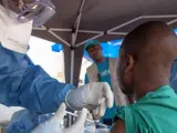 Personal médico vacuna a una persona como medida de prevención contra el ébola en Beni, República Democrática del Congo.