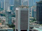 Una de las ciudades más pobladas del planeta. Situada en la isla de Java, es el centro político, industrial y económico del país y un referente en el sudeste asiático.