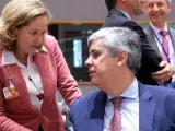 La ministra Nadia Calviño conversa con el presidente del Eurogrupo y ministro de Finanzas luso, Mario Centeno.