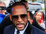 El cantante R. Kelly se declara no culpable de explotación de menores en Nueva York.