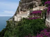 Hay lugares que cuentan con un atractivo especial y no cabe duda que el Hotel NH Collection Grand Hotel Convento di Amalfi es uno de ellos. No solo por su exterior, en lo alto de un acantilado, sino también por su maravilloso interior.