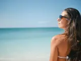 Una joven toma el sol en la playa