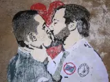 Vista de un mural que representa al líder del M5S, Luigi di Maio (i), besando al líder de la Liga Norte (LN), Matteo Salvini, en una calle en Roma (Italia).