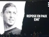 Minuto de silencio en honor a Emiliano Sala en un partido de Europa League.