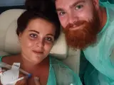 Shannon Holbrook y Matthew Beach, con su bebé, nacido prematuro en Alicante.