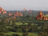 El sitio sacro de Bagan est&aacute; lleno de miles de elementos arquitect&oacute;nicos budistas como templos o estupas que le dan su caracter&iacute;stico aspecto. Es el mejor testimonio del poder de una civilizaci&oacute;n que floreci&oacute; entre los siglos XI y XIII y que ten&iacute;a a esta ciudad como su capital.
