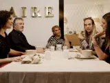 Raquel Mosquera, Rosa López, Aless Gibaja, Laura Matamoros y Francisco, en 'Ven a cenar conmigo: Gourmet Edition'.